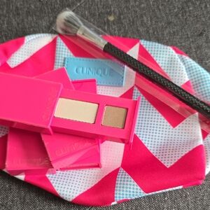 Clinique 4 Pc Eyeshadow MODT Brush And Bag